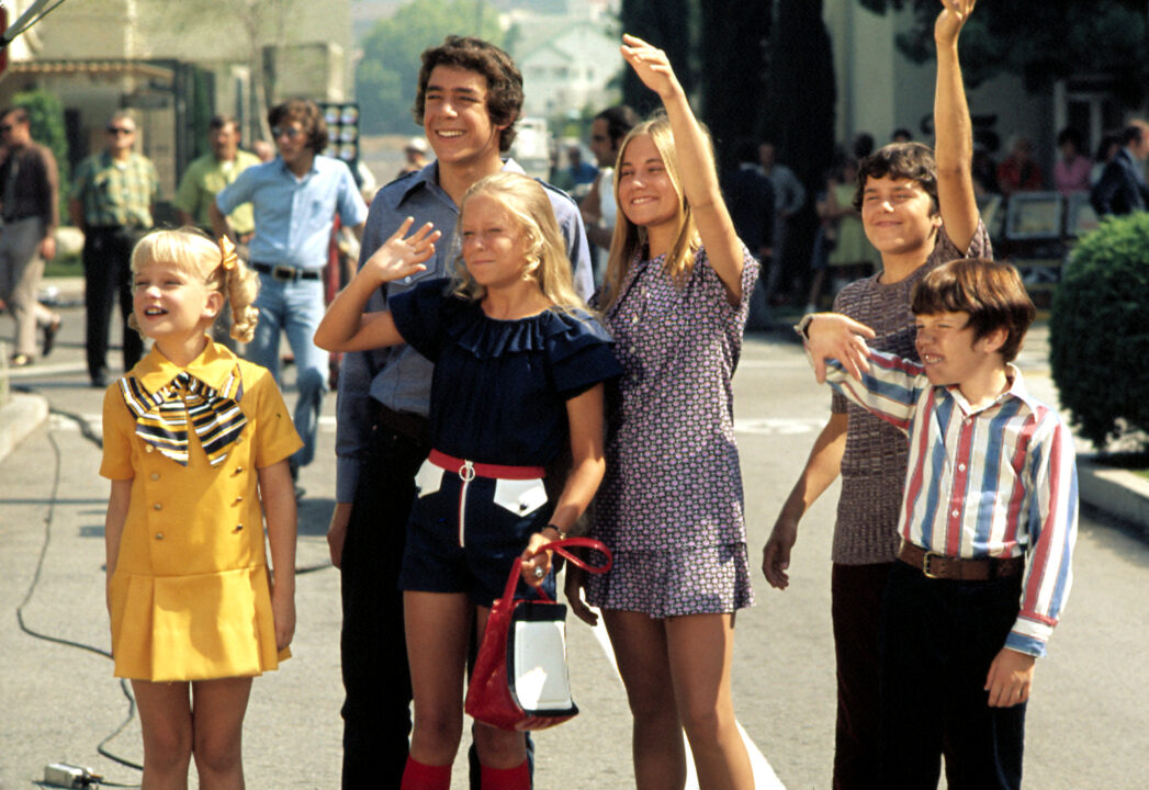 THE BRADY BUNCH, Mike Lookinland, Christopher Knight, Maureen McCormick, Eve Plumb, Barry Williams, Susan Olsen, on the set, 'Brady Bunch Visits ABC,' Season 3, aired September, 10, 1971), 1969-74