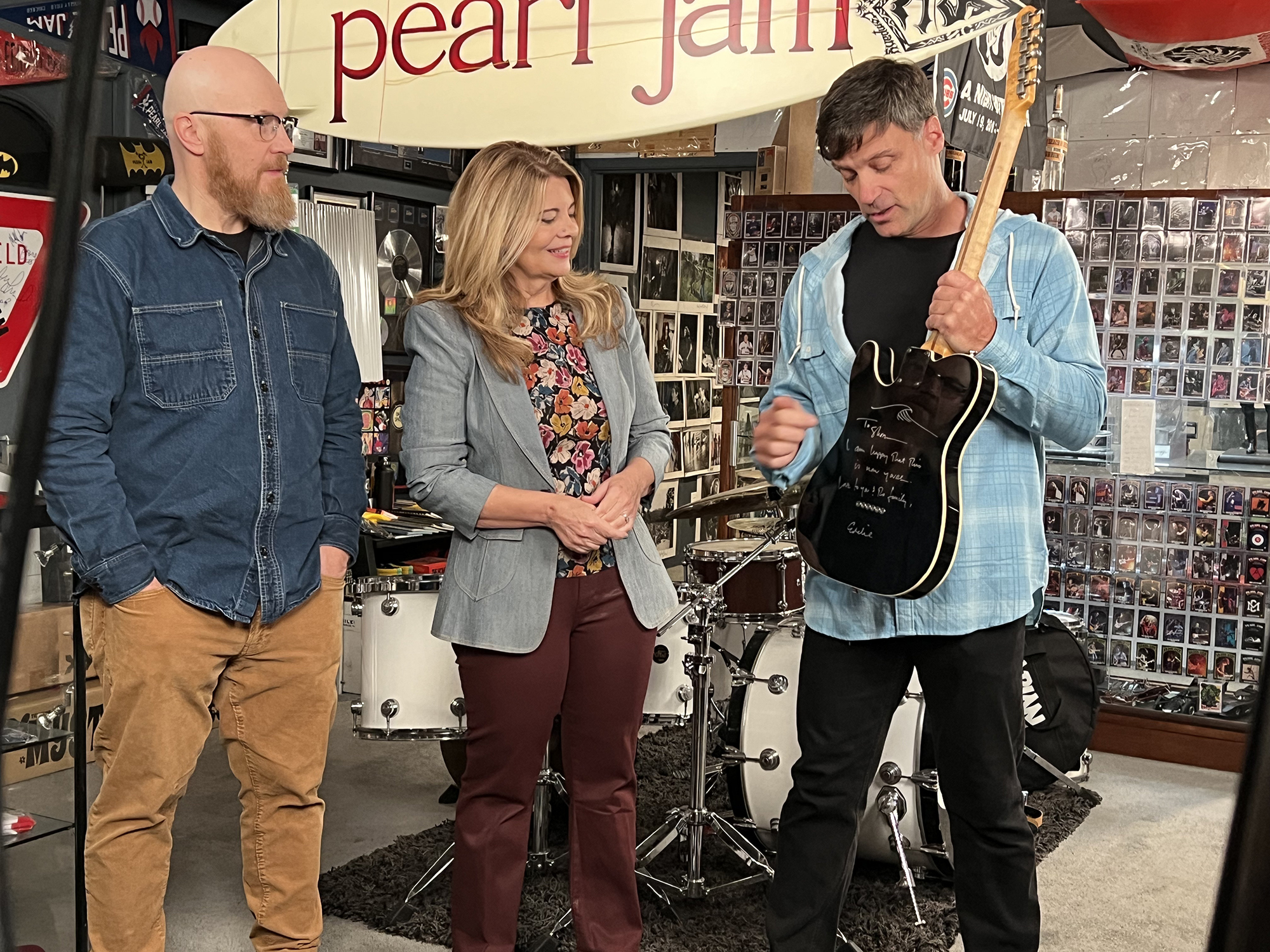 Picture from an episode of the 5th season of "Call from the collector." On the right side of the picture is Pearl Jam collector Shon Abrahamson showing his guitar signed by Eddie Vedder to host Lisa Whelchel (center) and appraiser Eric Magnusson (left).