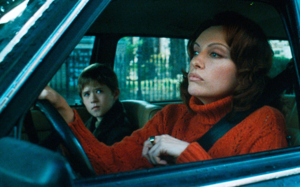 THE SIXTH SENSE, from left: Haley Joel Osment, Toni Collette, 1999. ph: © Buena Vista Pictures / courtesy Everett Collection