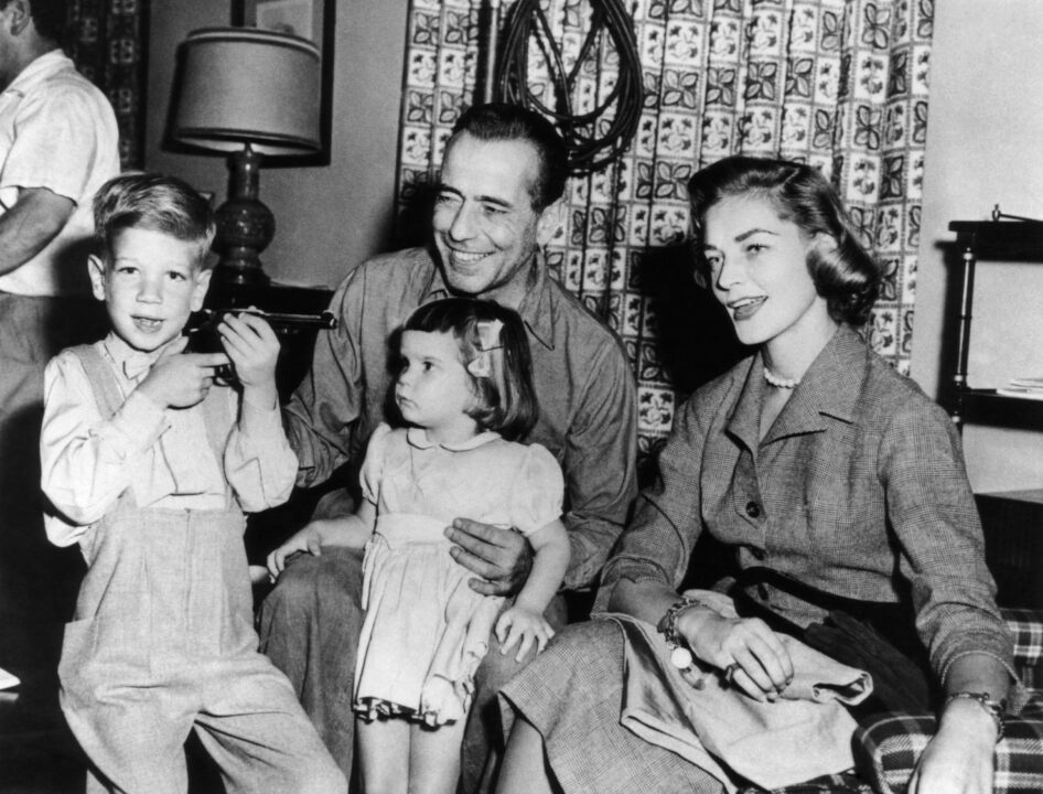 THE DESPERATE HOURS, Humphrey Bogart, Lauren Bacall with their children Stephen and Leslie, on-set, 1955