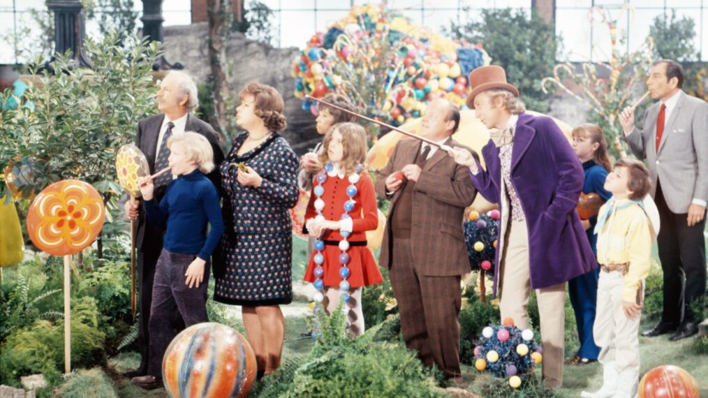 Willy Wonka and the Chocolate Factory from left: Jack Albertson, Peter Ostrum, Ursula Reit, Nora Denney, Julie Dawn Cole, Roy Kinnear, Gene Wilder, Denise Nickerson, Paris Themmen, Leonard Stone, on set, 1971