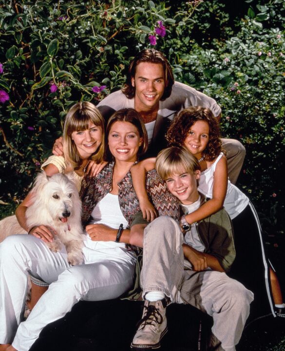 7th HEAVEN (aka 7TH HEAVEN), top: Barry Watson; middle from left: Beverly Mitchell, Jessica Biel, Mackenzie Rosman; bottom: Happy the dog, David Gallagher, (Season 3, 1998), 1996-2007.