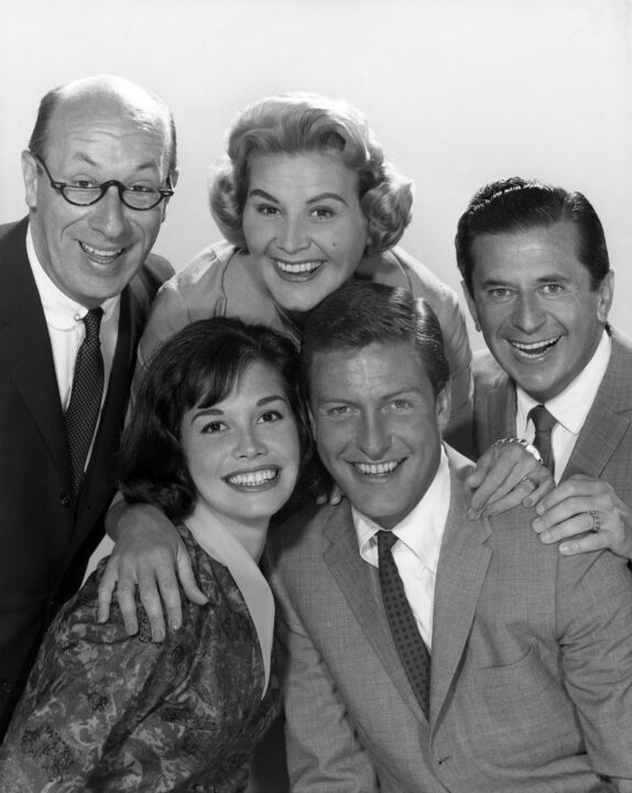 THE DICK VAN DYKE SHOW, from left: Richard Deacon, Mary Tyler Moore, Rose Marie, Dick Van Dyke, Morey Amsterdam, 1961-1966