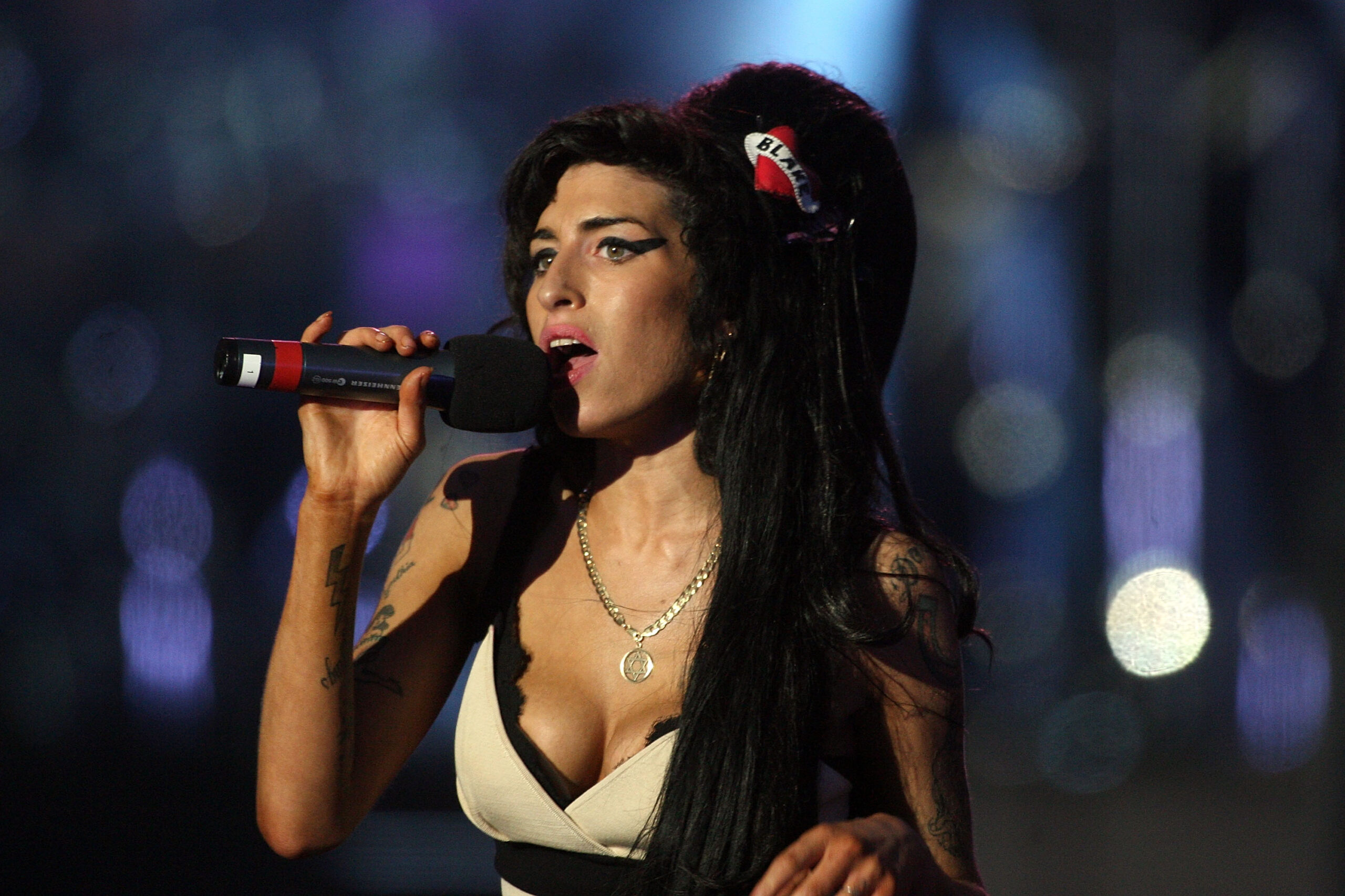 LONDON - JUNE 27: Amy Winehouse performs during the 46664 concert in celebration of Nelson Mandela's life at Hyde Park on June 27, 2008 in London, England.