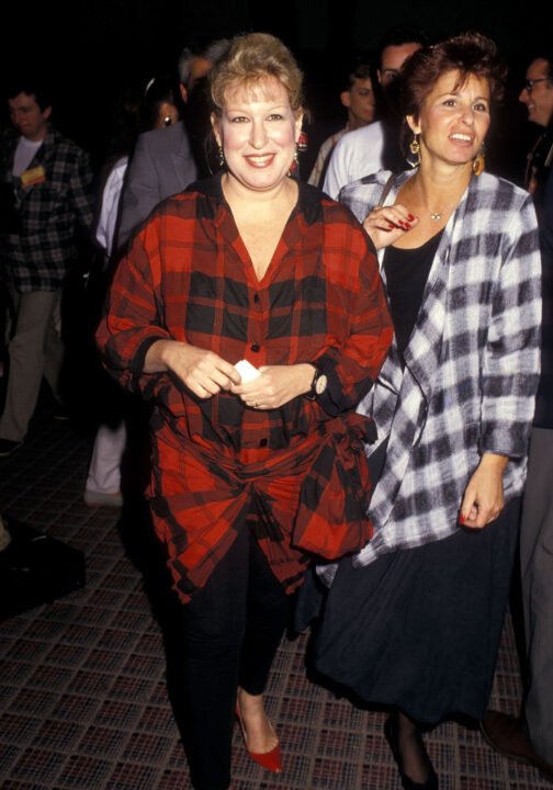 Singer Bette Midler and sister Susan Midler attend the 1987 NATO/ShoWest Convention on February 10, 1987 at Bally's Hotel and Casino in Las Vegas, Nevada