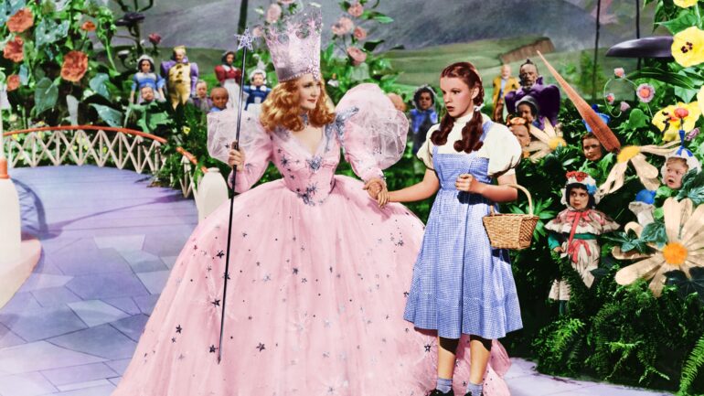 THE WIZARD OF OZ, from left: Billie Burke as 'Glinda', Judy Garland as 'Dorothy', 1939