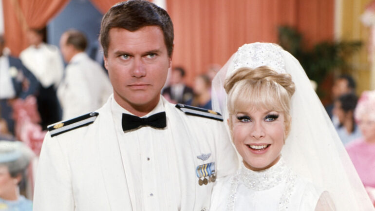 I DREAM OF JEANNIE, from left: Larry Hagman, Barbara Eden, 1965-1970. ph: TV Guide / Courtesy Everett Collection