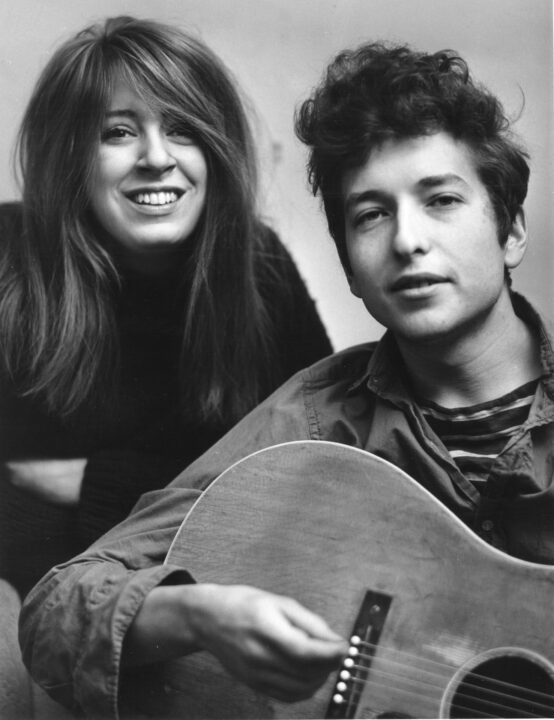 NEW YORK - SEPTEMBER 1961: Bob Dylan holding his acoustic guitar and his girlfriend Suze Rotolo pose for a portrait in September 1961 in New York City, New York. 