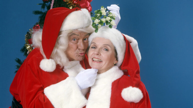 FATHER KNOWS BEST: HOME FOR CHRISTMAS, (from left): Robert Young, Jane Wyatt, 1977.