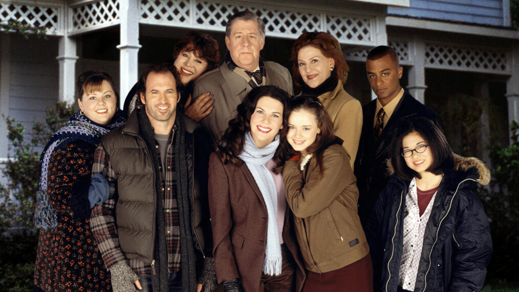 GILMORE GIRLS, Clockwise from far left): Melissa McCarthy, Scott Patterson, Lauren Graham, Alexis Bledel Keiko Agena, Yanic Truesdale, Kelly Bishop, Edward Hermann, Liz Torres, (Season 1), 2000-2007, photo: ©Warner Bros. Television / courtesy Everett Collection